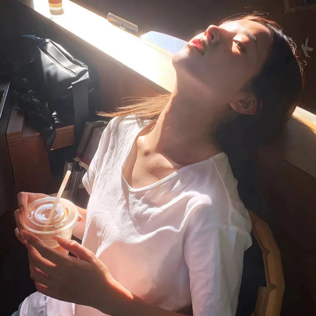 色肉毒蝎女